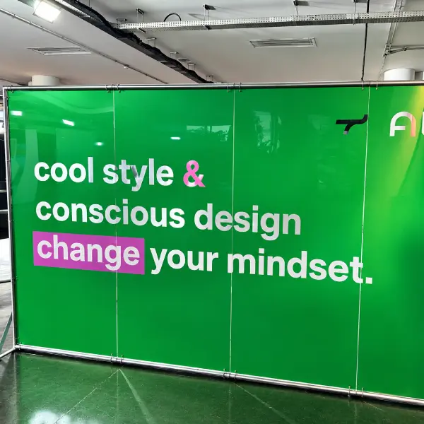 Painel em acrílico verde com frase impressa para a Alme