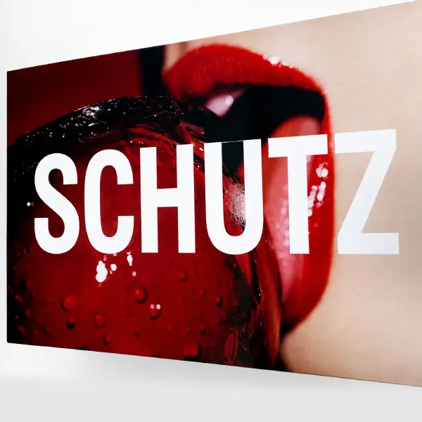 Placa em acrílico impressa com o logotipo Schutz