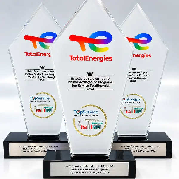 Troféus em acrílico com base preta para a TotalEnergies