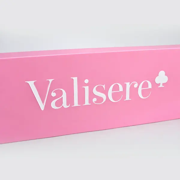 Placa em acrílico rosa com o logotipo Valisere